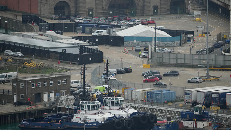 Βρετανία-Ντόβερ: Η αντιτρομοκρατική ερευνά την επίθεση με μολότοφ σε κέντρο υποδοχής μεταναστών